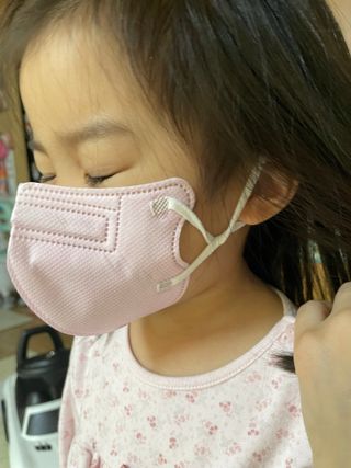 애니가드키즈 새부리형 KF94  5컬러 각 10매입 [화이트, 블랙, 크리미베이지, 코튼핑크, 그레이] 3-6세 — 3.5점을 준 리뷰어가 2022년 2월 올린 사용 사진