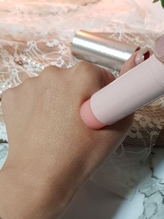 바르는뷰티 데생멀티밤 식물유래성분 97 저분자콜라겐 피부수분 미백 주름개선 멀티밤스틱 — 5점을 준 리뷰어가 2021년 11월 올린 사용 사진
