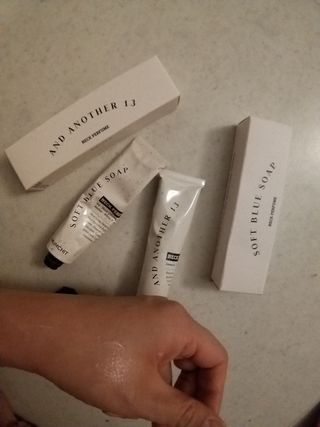 멈칫(MUMCHIT) 넥퍼퓸 NECKPERFUME 2가지 향 — 5점을 준 리뷰어가 2021년 11월 올린 사용 사진