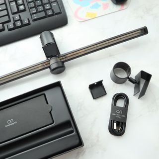 TOMO GRAPHY 나 있을땐 환한 조명 나 없을땐 확실한 살균 ★ DESK LIGHT & STERILIZER [ON] ★ — 5점을 준 리뷰어가 2022년 1월 올린 사용 사진
