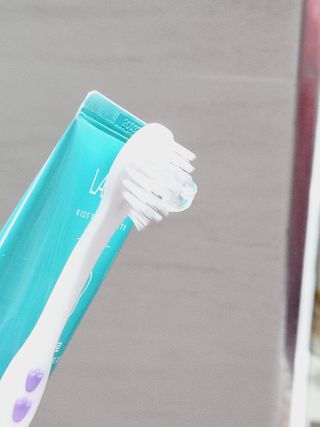치과에서 쓰는 치약 _ 라벨제로 저불소 꼬마, 키즈, 유아, 베이비, 주니어 안전한 어린이치약 — 5점을 준 리뷰어가 2023년 11월 올린 사용 사진