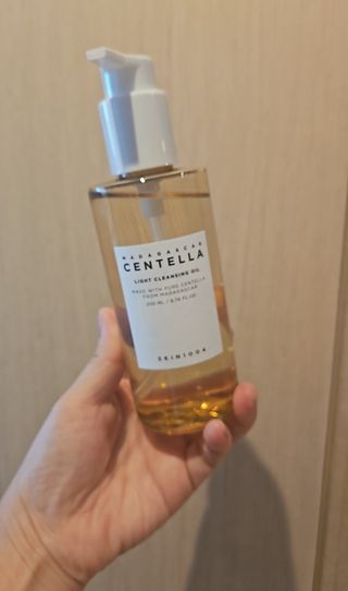 스킨1004 [SKIN1004] 마다가스카르 센텔라 라이트 클렌징 오일 200ml — 5점을 준 리뷰어가 2024년 7월 올린 사용 사진