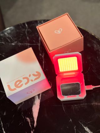 LEDi:Y(레이디) 에임텍 LED 뷰티디바이스 Ledi-y 레이디 — 5점을 준 리뷰어가 2023년 2월 올린 사용 사진