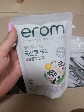 이롬 황성주 박사의 국산콩 두유 검은콩과 17곡 프리미엄 — 5점을 준 리뷰어가 2021년 5월 올린 사용 사진