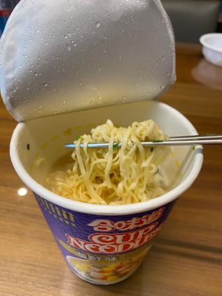 NISSIN 닛신 컵누들  4종 - 씨푸드오리지날, 씨푸드 스파이시, 씨푸드 커리, 씨푸드 XO소스 — 5점을 준 리뷰어가 2022년 4월 올린 사용 사진