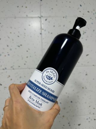 [닥터시드]슈퍼시드밤 리바이탈라이즈 샴푸 베베머스크향 1000ml — 5점을 준 리뷰어가 2024년 8월 올린 사용 사진