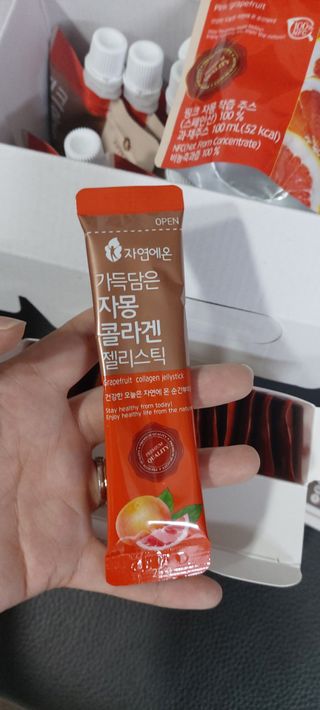 자연에온 핑크 자몽 착즙 100mL 10개입 1BOX +가 득담은 자몽 콜라겐 젤리스틱 1BOX — 4점을 준 리뷰어가 2021년 6월 올린 사용 사진