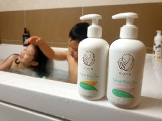 mom e 맘이 내추럴 베이비 케어 샴푸앤바스+로션 — 5점을 준 리뷰어가 2021년 1월 올린 사용 사진