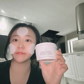 오투에니원 화이트 스완 갈락토미세스 비타민 C 필링 패드 60매 — 4점을 준 리뷰어가 2022년 12월 올린 사용 사진