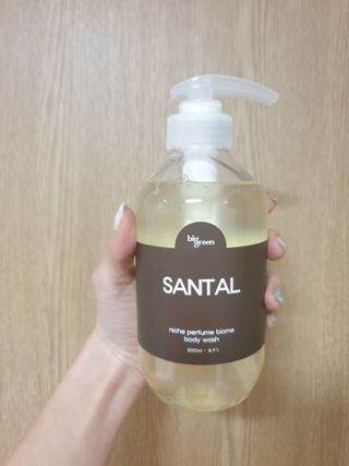 빅그린 니치 퍼퓸 바이옴바디워시 500ml(상탈, 블랙베리&베이, 블랑쉐 3종 중 택1) — 5점을 준 리뷰어가 2022년 12월 올린 사용 사진