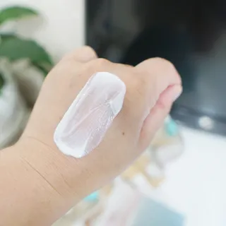 리더스코스메틱 리더스 카밍 바이오틱스 선 에센스 SPF 50+ PA++++ — 5점을 준 리뷰어가 2022년 5월 올린 사용 사진