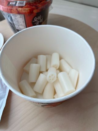 나우  [요리궁리] B타입 ( 매콤, 치즈, 매콤까르보 ) 꽃떡볶이 6개입 세트 — 5점을 준 리뷰어가 2025년 3월 올린 사용 사진