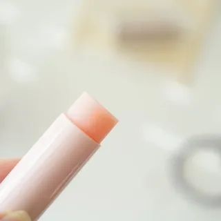 바르는뷰티 데생멀티밤 식물유래성분 97 저분자콜라겐 피부수분 미백 주름개선 멀티밤스틱 — 5점을 준 리뷰어가 2021년 11월 올린 사용 사진