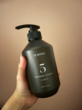 르핸스 퍼포밍 5 샴푸 비반트 포렛/베티버 포그 — 5점을 준 리뷰어가 2022년 12월 올린 사용 사진