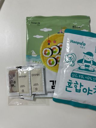 해풀잎 누구나 김밥*1ea [(혼합야채 35g *1ea,  김밥김 (5g, 5ea),  양념간장 (6g, 5ea), 참기름(5g, 2ea)] — 4점을 준 리뷰어가 2022년 7월 올린 사용 사진