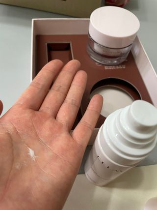 프리마인 바르기만 하면 철벽 스킨케어+24시간 마스크팩 효과. 셀라브 리제너레이팅 시스템 부스터+크림 세트 — 5점을 준 리뷰어가 2023년 5월 올린 사용 사진