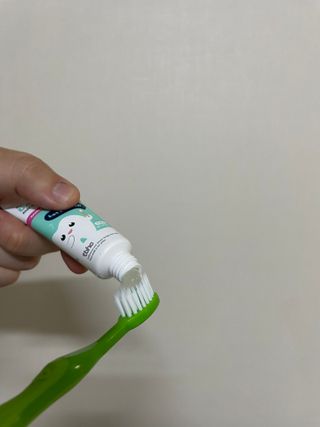 닥터데디스 안심저불소 키즈치약 (라즈베리, 청포도향 중 택 1) 60g +  여행용 미니 치약 15g — 4.5점을 준 리뷰어가 2022년 8월 올린 사용 사진