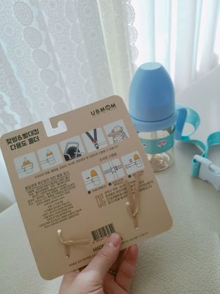 유비맘 젖병 빨대컵 다용도 홀더 1+1 _ 컬러 랜덤 발송 — 5점을 준 리뷰어가 2021년 1월 올린 사용 사진