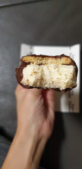 롯데제과 본젤라또 비스킷&바닐라카라멜바, 본젤라또 베리쇼콜라컵 — 5점을 준 리뷰어가 2021년 12월 올린 사용 사진
