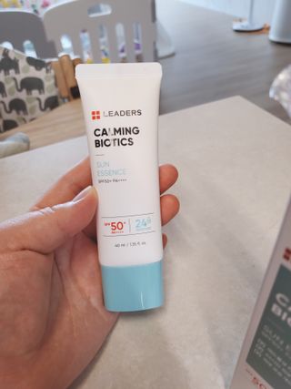 리더스코스메틱 리더스 카밍 바이오틱스 선 에센스 SPF 50+ PA++++ — 5점을 준 리뷰어가 2022년 5월 올린 사용 사진
