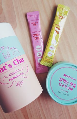 페페로니 잘 먹는 캣츄 - 무항생제 닭고기 12개 + 알래스카 연어 12개 — 4점을 준 리뷰어가 2021년 7월 올린 사용 사진