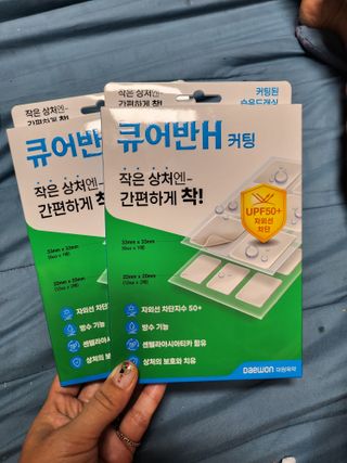 [큐어반H 커팅] 간편하게 떼서 쓰는 자외선차단 습윤밴드 (1팩/30매입) — 5점을 준 리뷰어가 2022년 12월 올린 사용 사진