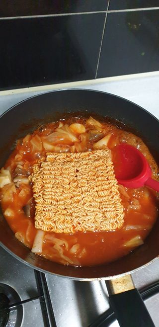 더밥  고추마녀 라볶이 +  나이스미 무설탕 현미후레이크 — 5점을 준 리뷰어가 2021년 10월 올린 사용 사진
