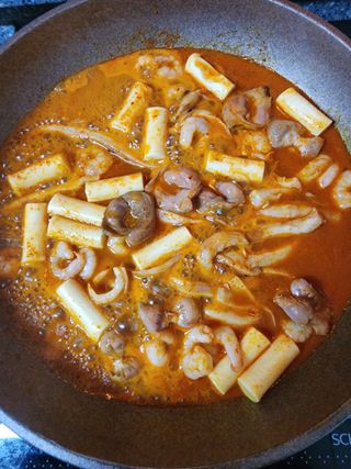 화끈한녀석들 새오똥400g 새우,오징어,똥집 볶음요리 소스,밀떡, 참기름 포함 — 5점을 준 리뷰어가 2022년 12월 올린 사용 사진