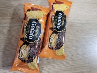 롯데제과 본젤라또 비스킷&바닐라카라멜바, 본젤라또 베리쇼콜라컵 — 5점을 준 리뷰어가 2021년 11월 올린 사용 사진