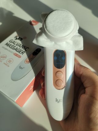 올인원 피부관리 이야 갈바닉 마사지기 — 5점을 준 리뷰어가 2023년 3월 올린 사용 사진