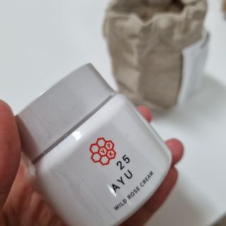 AYU25[아유트웬티파이브]다마스크로즈워터 베이스 천연 수분 촉촉 크림 — 3점을 준 리뷰어가 2021년 4월 올린 사용 사진