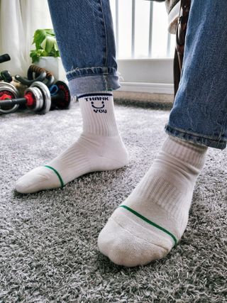 사이즈가 있는 양말 필로이 운동하기 좋은 날!_스포츠 크루 양말 4족 세트_남여 각각 (S,M,L)_컬러 랜덤 발송 — 5점을 준 리뷰어가 2022년 5월 올린 사용 사진