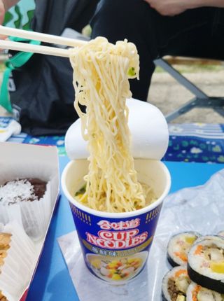 NISSIN 닛신 컵누들  4종 - 씨푸드오리지날, 씨푸드 스파이시, 씨푸드 커리, 씨푸드 XO소스 — 3점을 준 리뷰어가 2022년 4월 올린 사용 사진