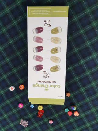 [네일가게] 햇빛에 닿으면 색이 변하는 신기한 햇살 반전 네일스티커_B — 5점을 준 리뷰어가 2021년 8월 올린 사용 사진
