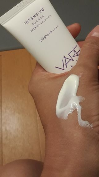 바르셀 톤업 무기자차 자외선차단제 순한 선크림 인텐시브 선 젠 50ml — 4점을 준 리뷰어가 2021년 11월 올린 사용 사진