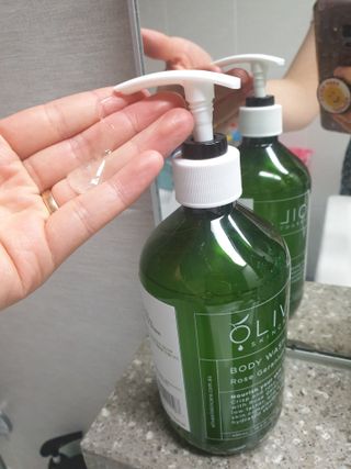 올리브 오일 스킨케어 컴퍼니 [OOSC] 향기로운 보습 로즈 제라늄 바디워시 500ml — 5점을 준 리뷰어가 2021년 5월 올린 사용 사진