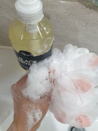 빅그린 니치 퍼퓸 바이옴바디워시 500ml(상탈, 블랙베리&베이, 블랑쉐 3종 중 택1) — 3점을 준 리뷰어가 2022년 7월 올린 사용 사진