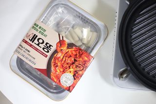 화끈한녀석들 새오똥400g 새우,오징어,똥집 볶음요리 소스,밀떡, 참기름 포함 — 3점을 준 리뷰어가 2022년 11월 올린 사용 사진