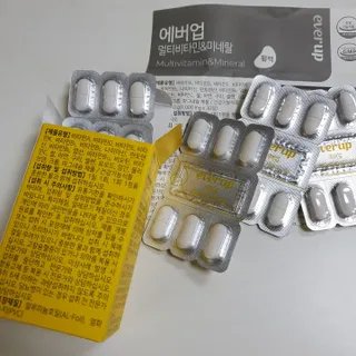 [몸엔용] 에버업 멀티비타민&미네랄, 눈건강 루테인 혈행건강 오메가3, 면역 프로바이오틱스 3종 택1 — 5점을 준 리뷰어가 2022년 4월 올린 사용 사진