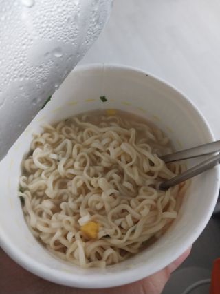 NISSIN 닛신 컵누들  4종 - 씨푸드오리지날, 씨푸드 스파이시, 씨푸드 커리, 씨푸드 XO소스 — 5점을 준 리뷰어가 2023년 1월 올린 사용 사진