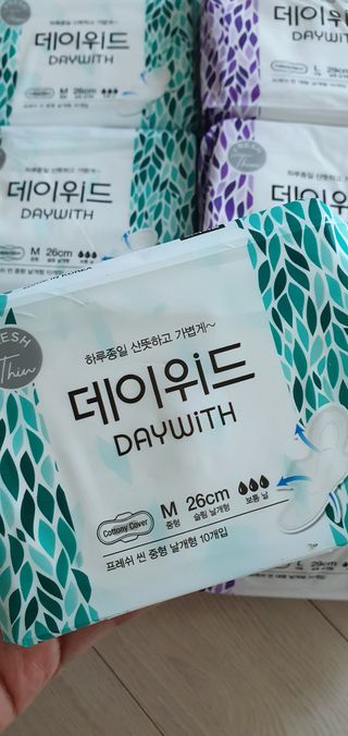 나무드 [데이위드] 국내생산 생리대 가벼운 초 슬림핏 프레쉬 씬 순면커버 생리대 10개입X1팩 — 5점을 준 리뷰어가 2021년 10월 올린 사용 사진