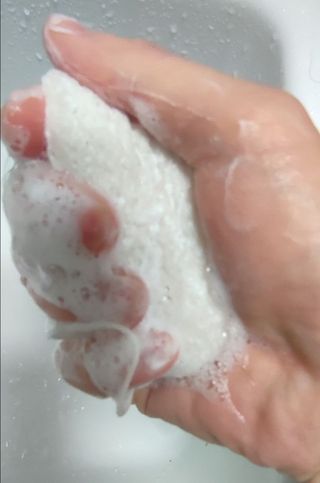 오투에니원 화이트 스완 퍼펙트 폼 클렌징 150g 퍼프증정 — 5점을 준 리뷰어가 2022년 12월 올린 사용 사진