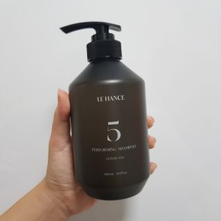 르핸스 퍼포밍 5 샴푸 비반트 포렛/베티버 포그 — 5점을 준 리뷰어가 2022년 12월 올린 사용 사진