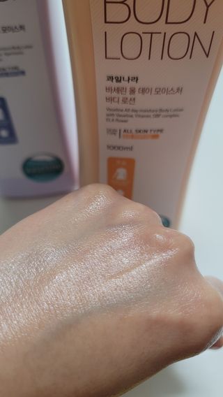 [과일나라] 바세린 모이스처 바디로션 1000ml 2종 — 5점을 준 리뷰어가 2021년 10월 올린 사용 사진