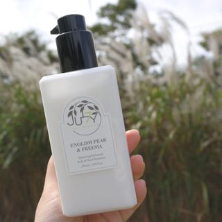 줄라이 모닝 _ JULY MORNING 줄라이모닝 하이드레이팅 퍼퓸드 바디앤핸드 에멀젼 — 5점을 준 리뷰어가 2021년 9월 올린 사용 사진