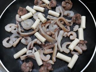 화끈한녀석들 새오똥400g 새우,오징어,똥집 볶음요리 소스,밀떡, 참기름 포함 — 5점을 준 리뷰어가 2022년 12월 올린 사용 사진