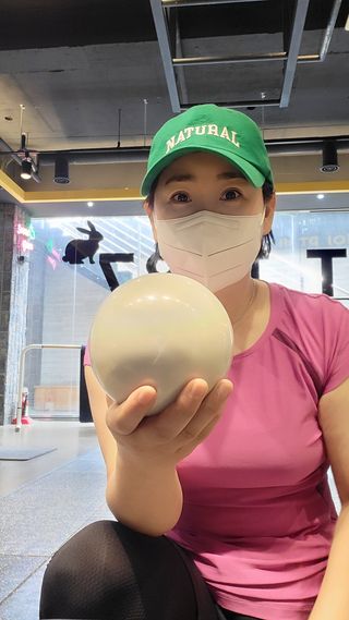 트라택 쿠셔닝 웨이트볼 0.5kg + 1kg SET — 4점을 준 리뷰어가 2022년 5월 올린 사용 사진
