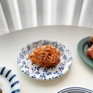 하나마이 [마마쿡] 전 청와대 천상현 셰프의 밑반찬  5종세트(소고기 장조림+연근조림+진미채+간장김자반+새우김자반) — 4점을 준 리뷰어가 2023년 4월 올린 사용 사진