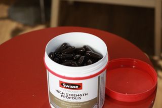 Swisse 스위스 고함량 프로폴리스 2,000mg 210정 — 5점을 준 리뷰어가 2021년 11월 올린 사용 사진