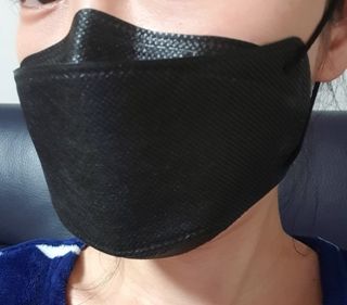 위케어 KF94 마스크 숨쉬기편한 귀안아픈마스크 국산원부자재 사용 식약처 승인 마스크 — 5점을 준 리뷰어가 2021년 3월 올린 사용 사진